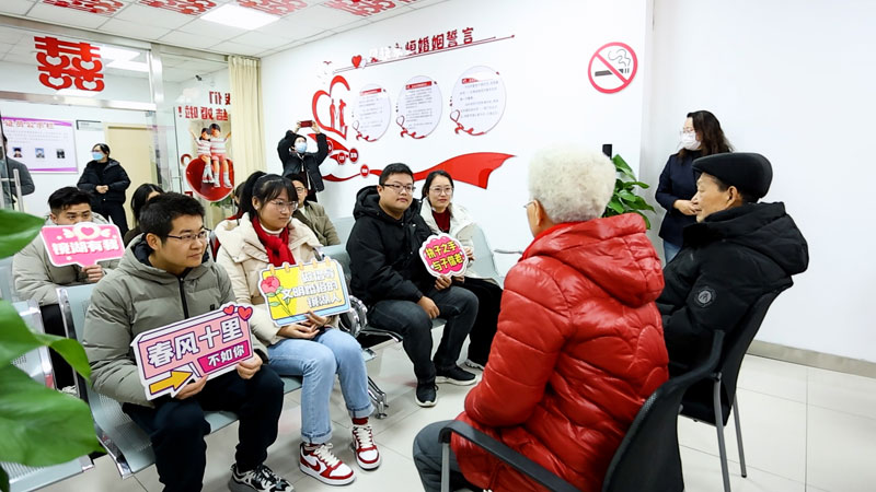 金婚夫妇为新人们上好新婚家庭“第一课”。