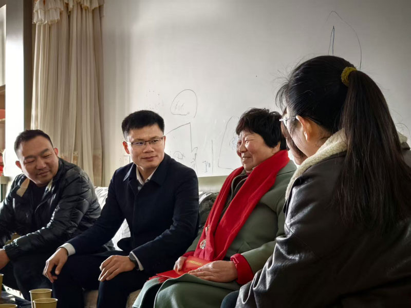 阜南縣登門慰問“身邊好人”。