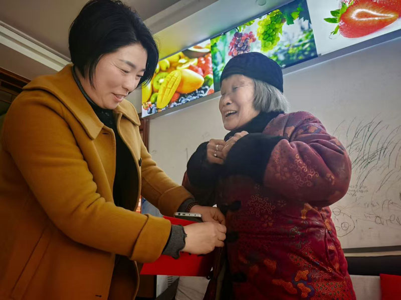 阜南縣登門慰問“身邊好人”。