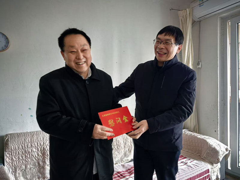 阜南縣登門慰問“身邊好人”。