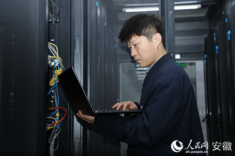任扬扬在机房查看企业相关数据。人民网记者 王晓飞摄