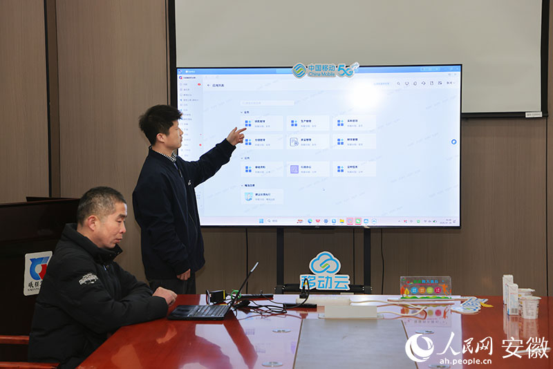 任扬扬与曦强乳业工作人员在核对相关数据。人民网记者 王晓飞摄
