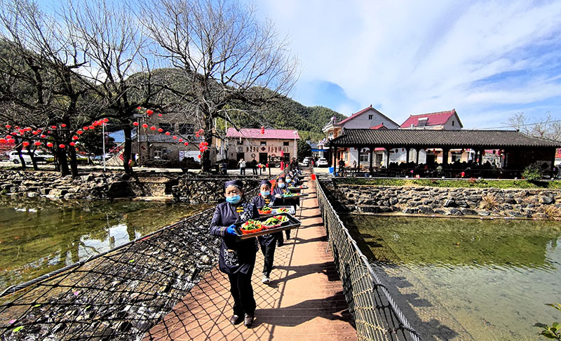 百家宴开席,厨粮端盘上菜。高智鹏摄