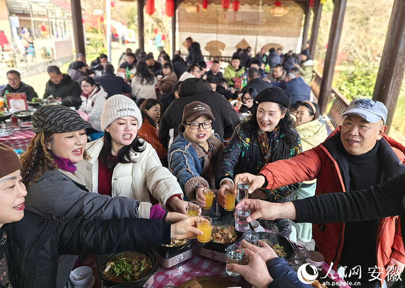 游客举杯迎新年。人民网记者 汪瑞华摄