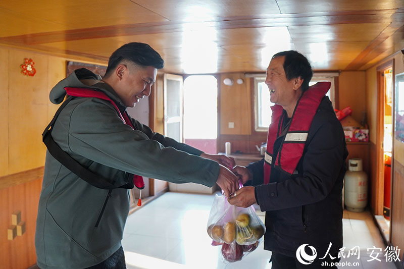 “飞船到家”小程序物资配送员将物资配送上船。人民网记者 陈若天摄