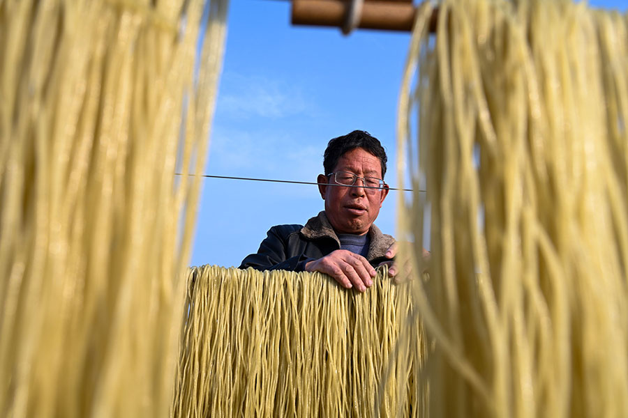 当地人正在晒场晾晒粉丝。崔猛摄