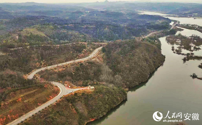 俯瞰横望公路的观景台。人民网记者 陈若天摄