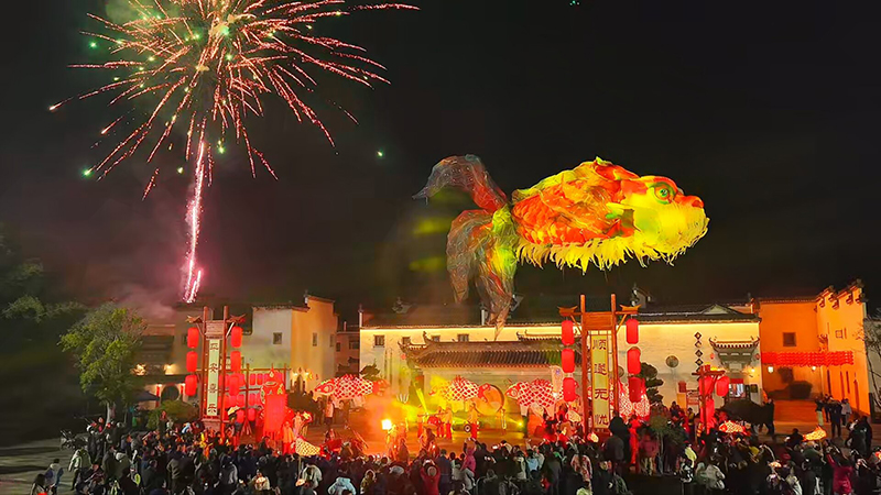 鳌鱼飞天。徽萱摄