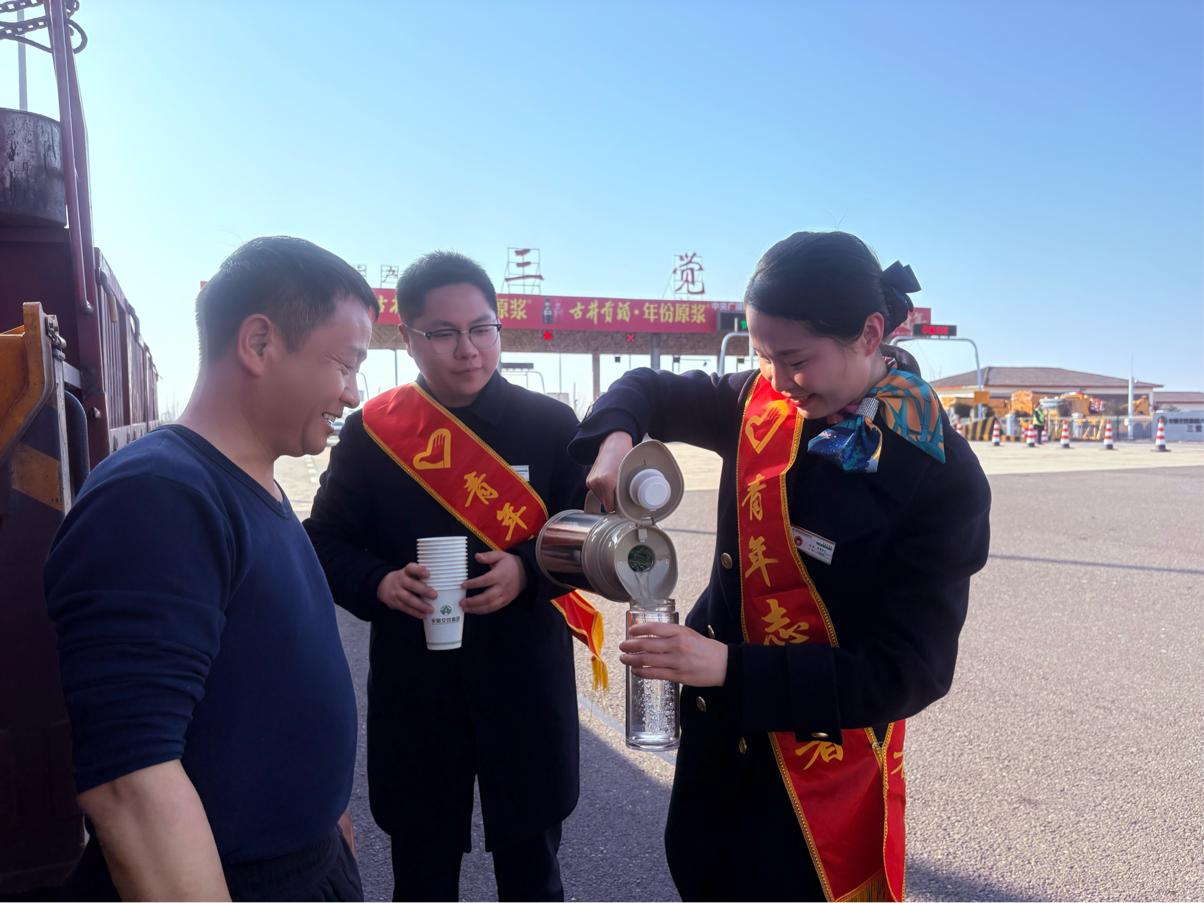 G0321德上高速合六中心三觉收费站工作人员做好便民服务。皖通公司供图