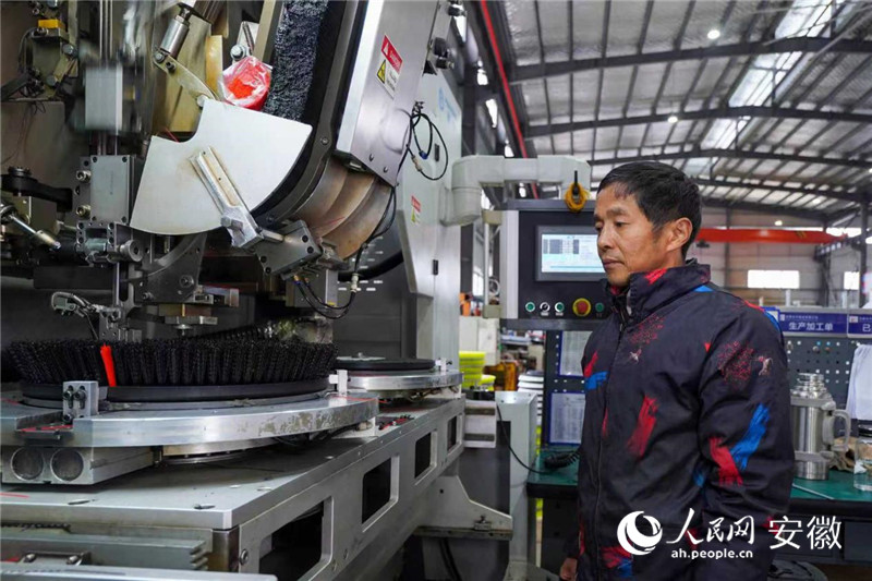 技术工人检查制刷设备。人民网记者 陈若天摄