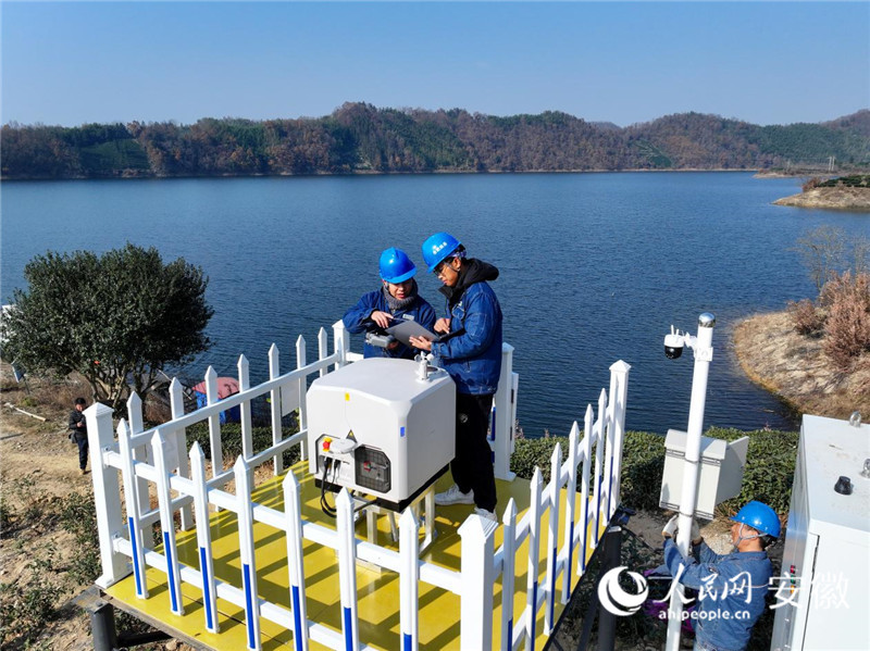 赵儒新和工作人员操控无人机巡线。人民网记者 陈若天摄