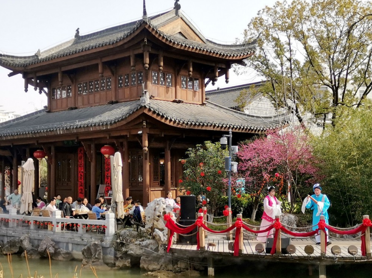 市民和游客在五亩园内品茗听戏赏美景。