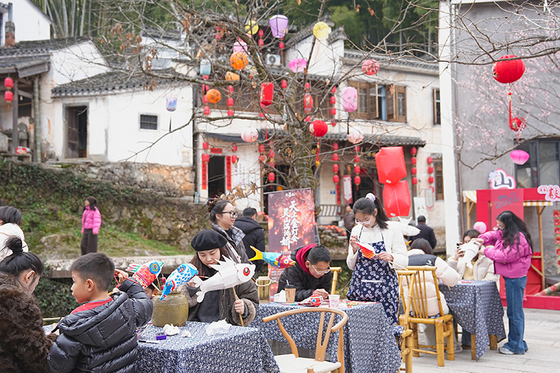 游客在灵山水街体验鱼灯制作。徽州区委宣传部供图
