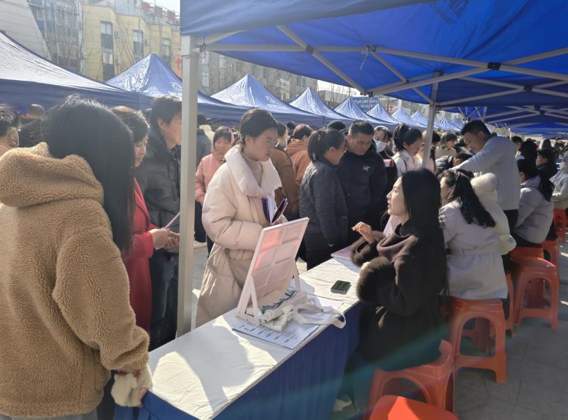招聘会现场。