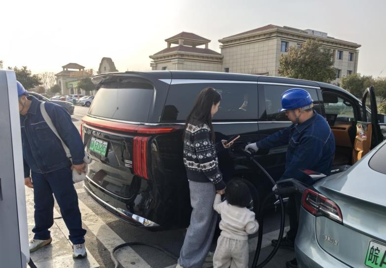國網全椒縣供電公司工作人員正在協助返程客戶使用充電槍充電。馬曉飛攝