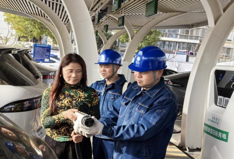 國網全椒縣供電公司工作人員正在協助返程客戶掃碼充電。馬曉飛攝