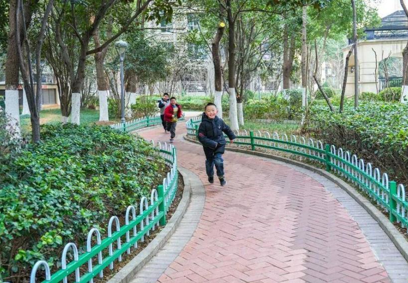 在文一名门首府小区，小朋友快乐玩耍。