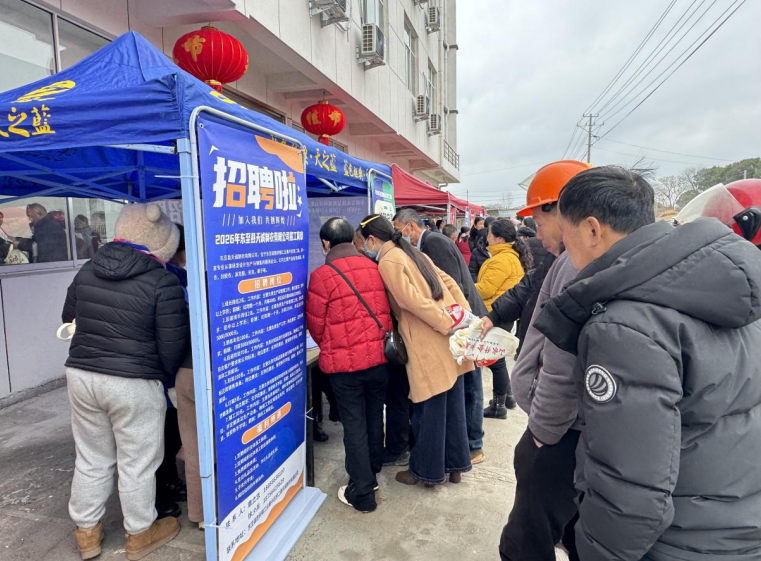 企业展位前大排长龙。