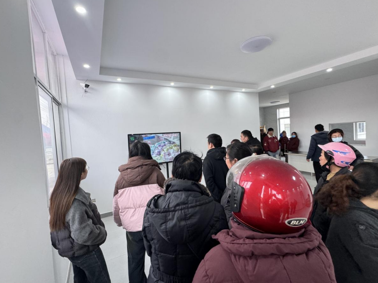 意向求职者进厂参观。