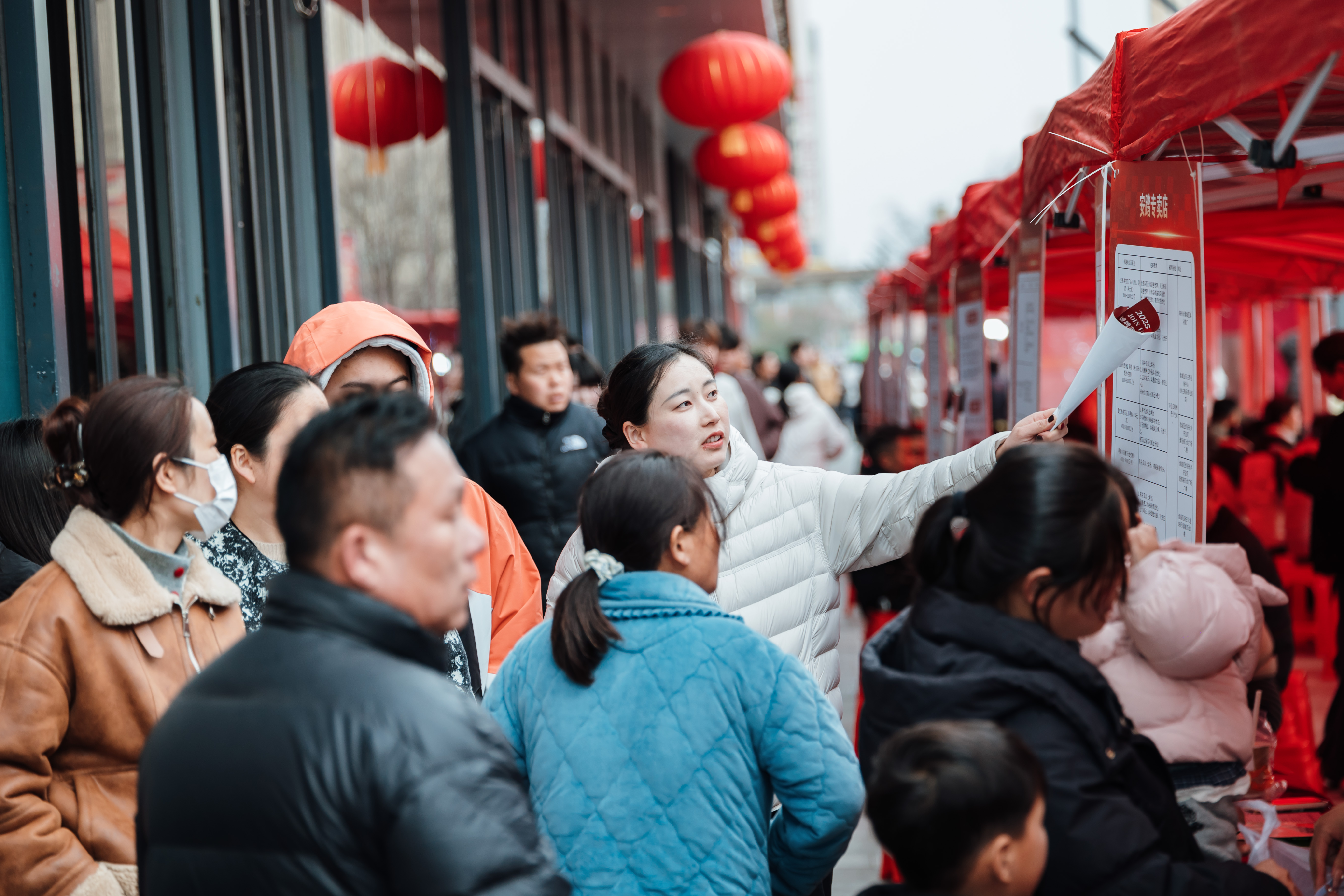 “亳州直聘”线下招聘会。亳州市人社局供图