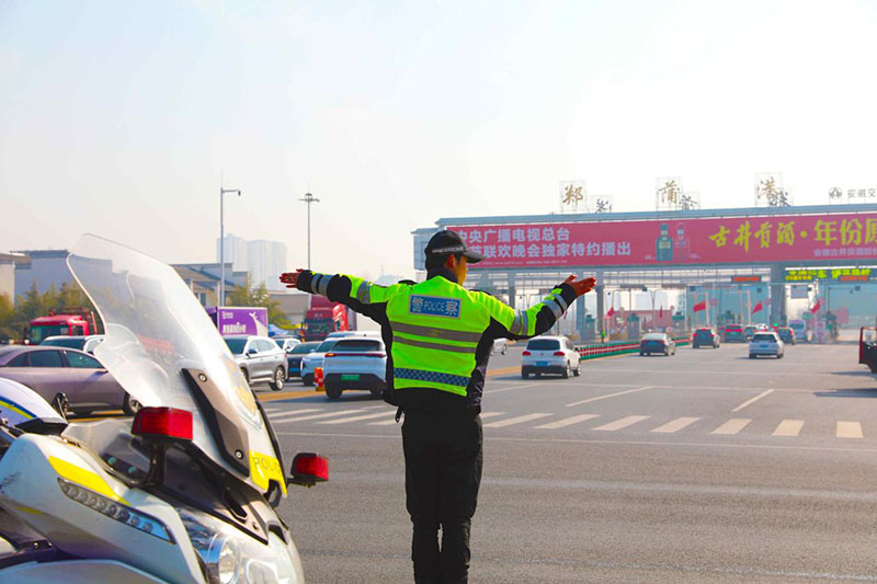 交警在路口疏导交通。