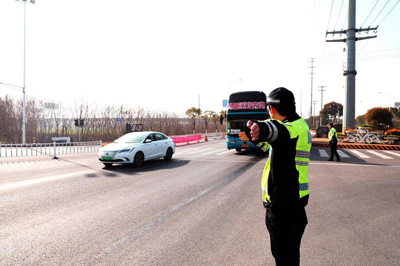 交警在路上疏导交通。
