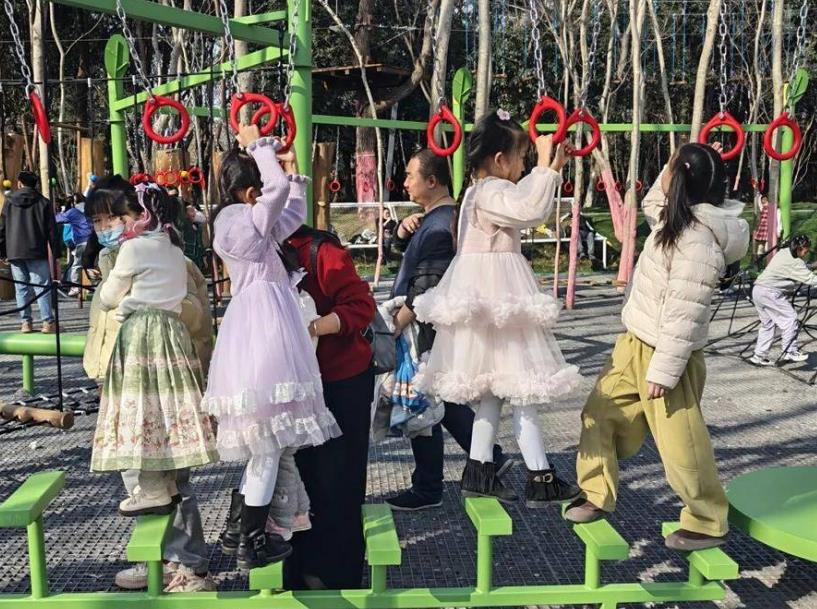 春节期间“小马来也”欢乐公园成为家庭出游的热门打卡地。