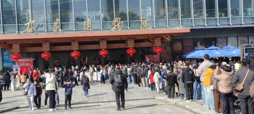 市民游客有序排队打卡安徽博物院蜀山馆。