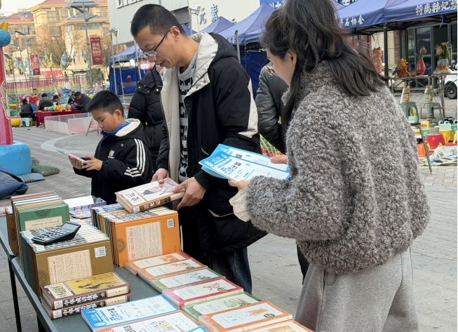 宿州银河路店把好书搬进云集夜市。受访者供图