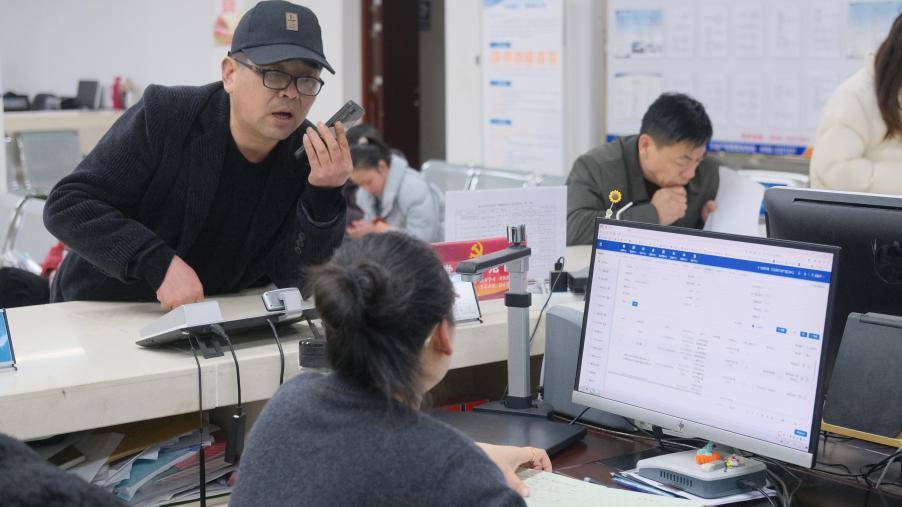 群众在东至县政务服务大厅不动产登记窗口办理业务。施诚摄