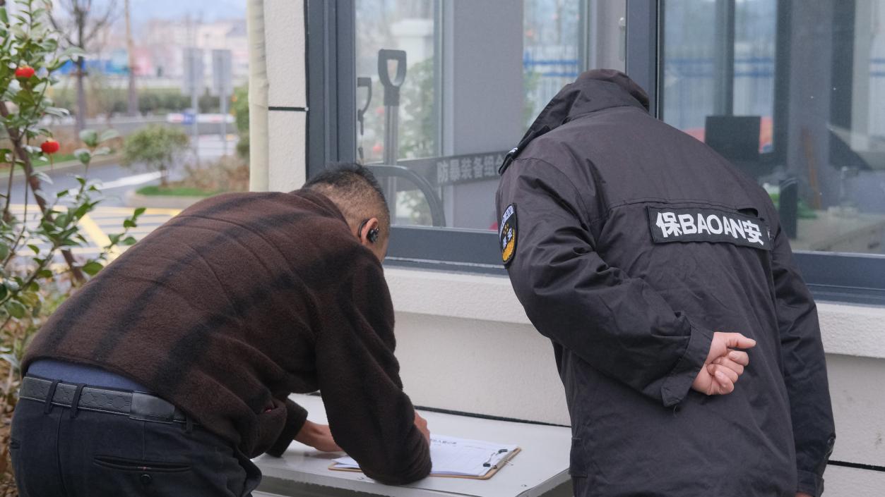 安徽省尚真肯定产业园，物流车辆进行登记。施诚 摄