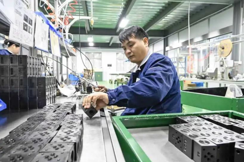 在安徽力威液压智能制造有限公司生产车间，工人正在加工新能源汽车电磁阀。赵明摄