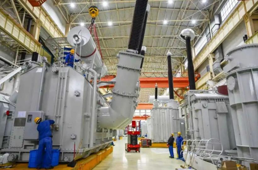 在天威保变（合肥）变压器有限公司生产车间，工人们进行变压器装配生产作业。赵明摄