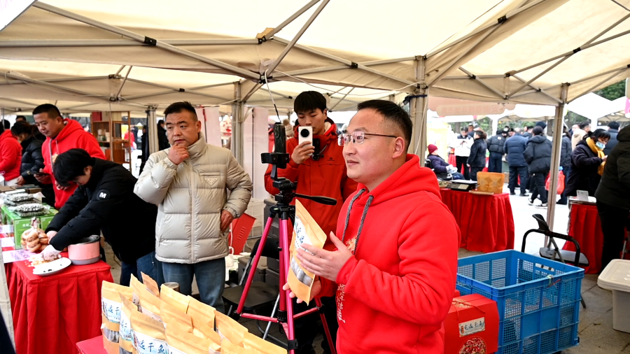 善小渔在2026定远年货节上现场直播。