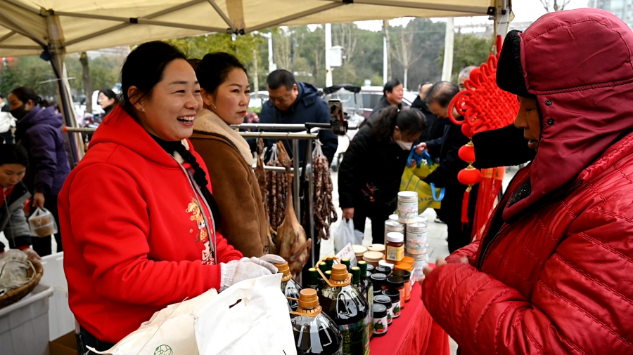 乡村小二妞通过线下和线上助力农产品销售。