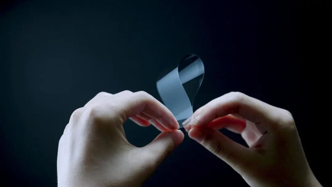 中研院自主研发的30微米超薄柔性玻璃。蚌埠市委宣传部供图