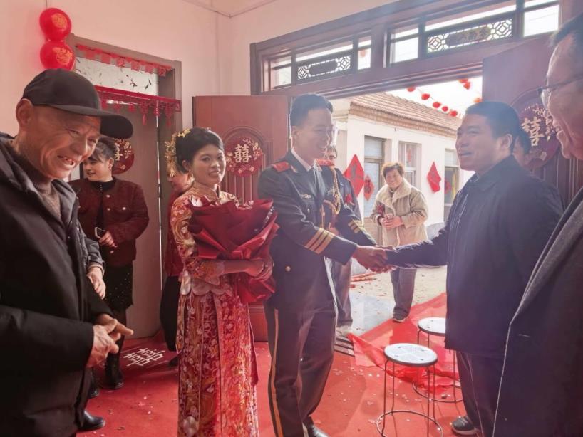 萧县新庄镇有关领导为这场零彩礼婚礼送来祝福。