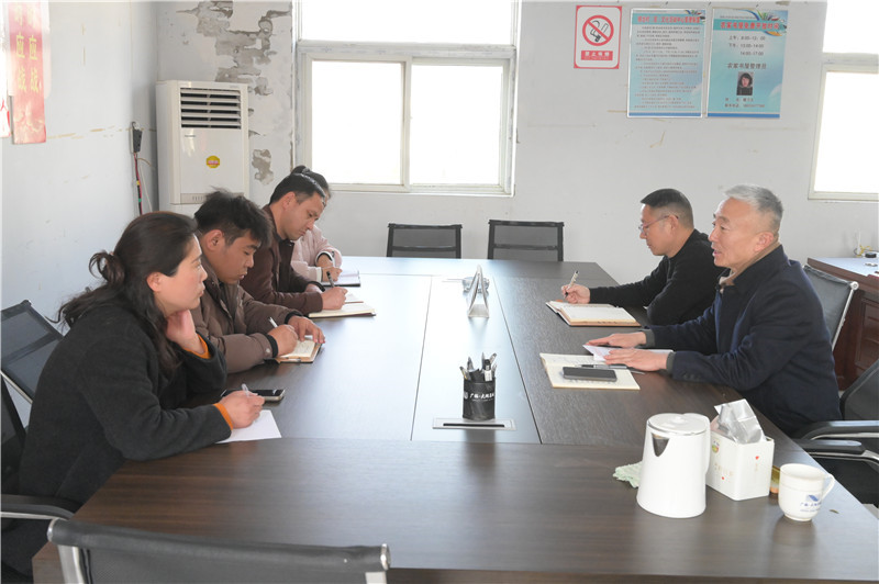穆台村委召开产业发展座谈会。