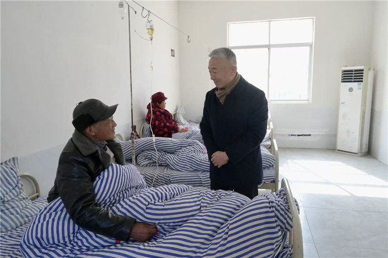 5淮河能源控股集团为穆台村援建的卫生所,安装光伏供电,空调开放,温暖干净。