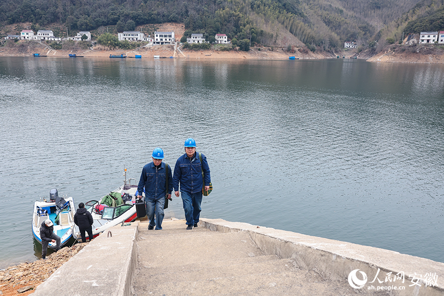 国网黄山市黄山区供电公司员工来到麻川村,巡查线路。人民网记者 张俊摄
