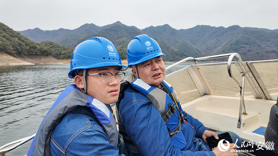 国网黄山市黄山区供电公司员工乘船前往太平湖腹地的麻川村。人民网记者 张俊摄