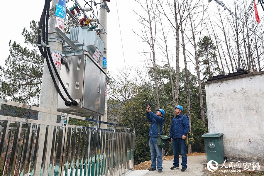 国网黄山市黄山区供电公司员工在麻川村巡查线路。人民网记者 张俊摄