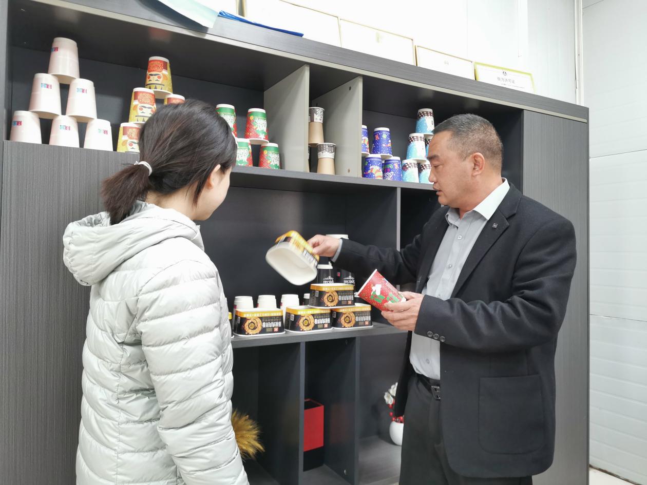 安徽格睿包装材料有限公司样品展示区，江治华介绍各类定制产品。丁满莲摄