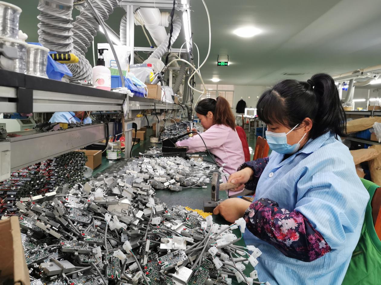 安徽恒登电子科技有限公司生产车间，工人正忙而有序的作业。丁满莲摄