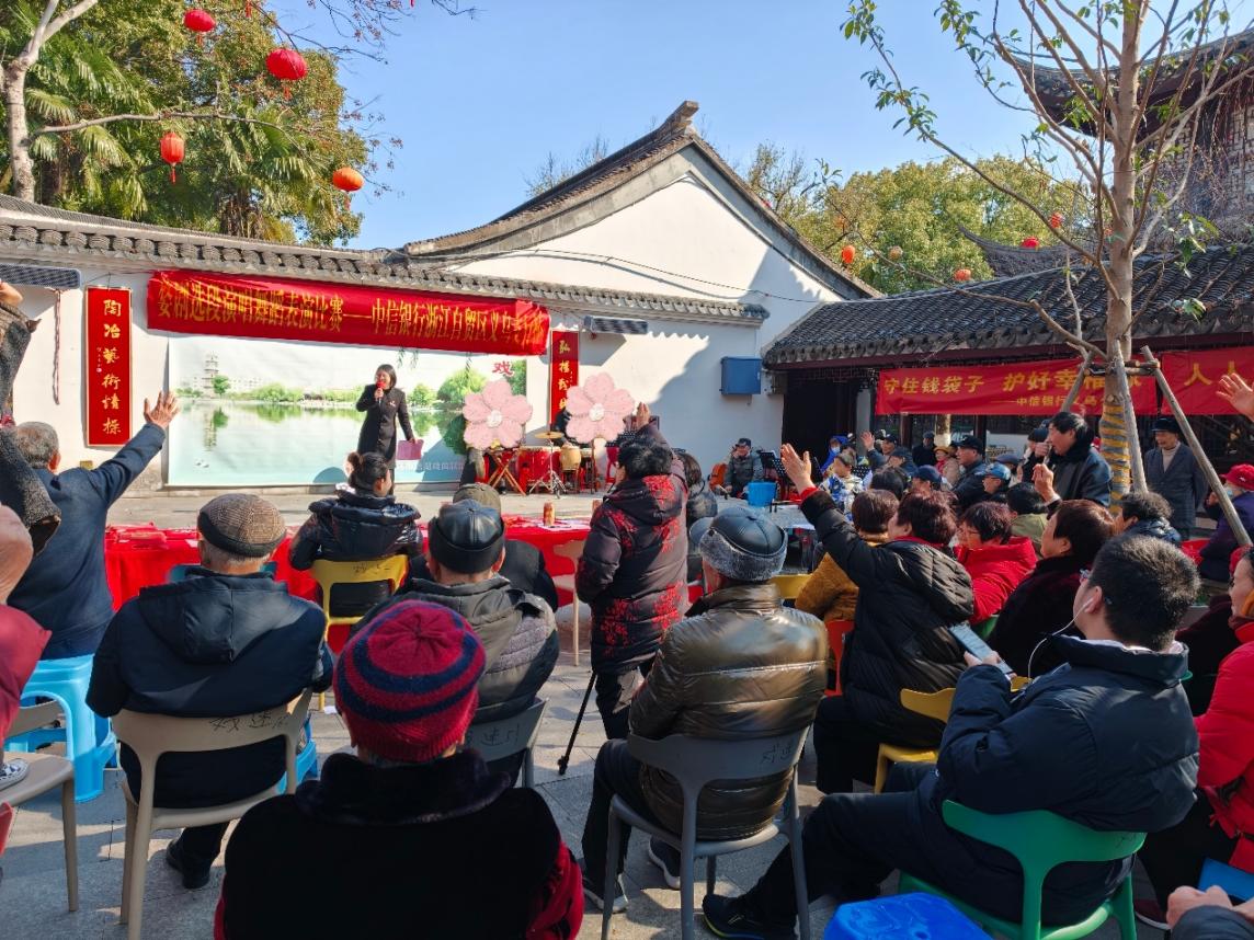 在浙江义乌，中信银行精心打造“婺剧文化+消保宣传”专场活动。
