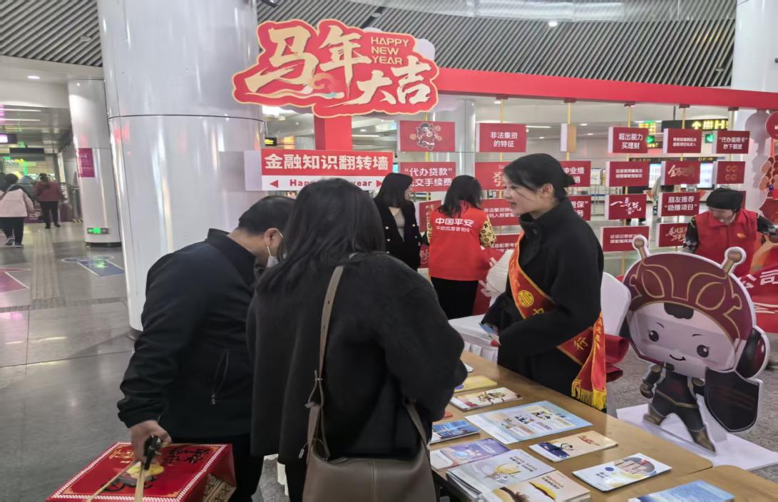 中信银行在昆明东风广场地铁站设立“金融知识翻转墙”。