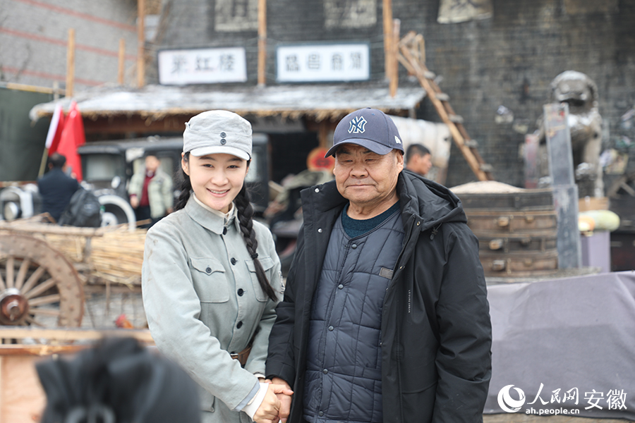 演出之后，观众与演员合影留念。人民网 郭昊摄
