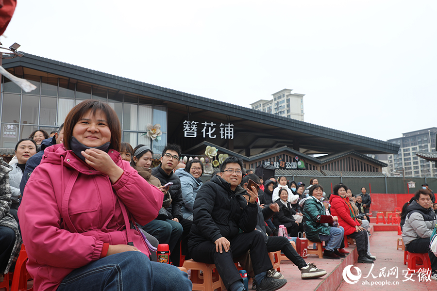 游客们正在观看表演。人民网 郭昊摄