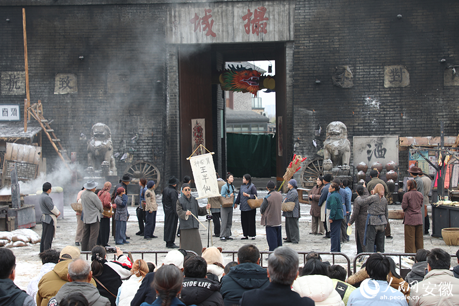 游客們正在觀看實景演出《突圍》。人民網 郭昊攝