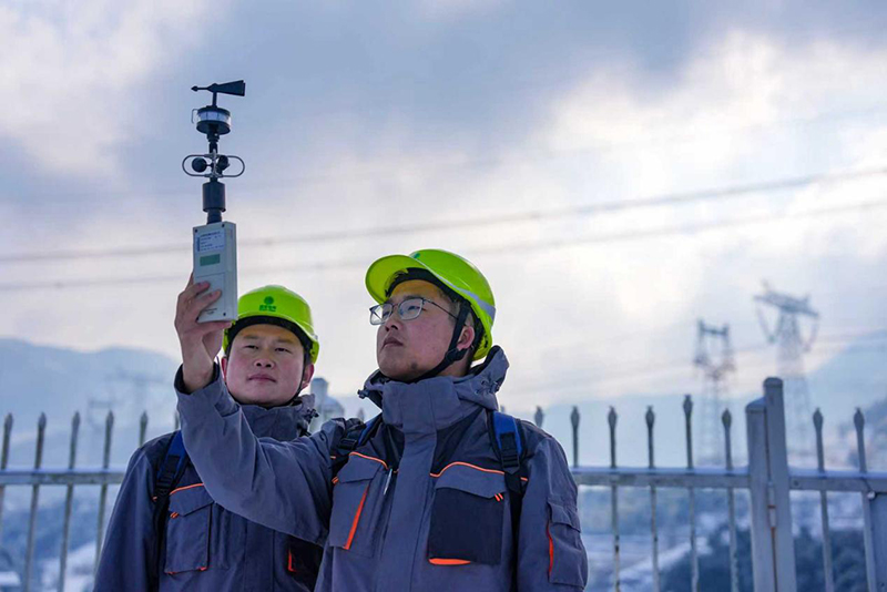 “观冰人”拿着设备观察气象条件。人民网记者 陈若天摄